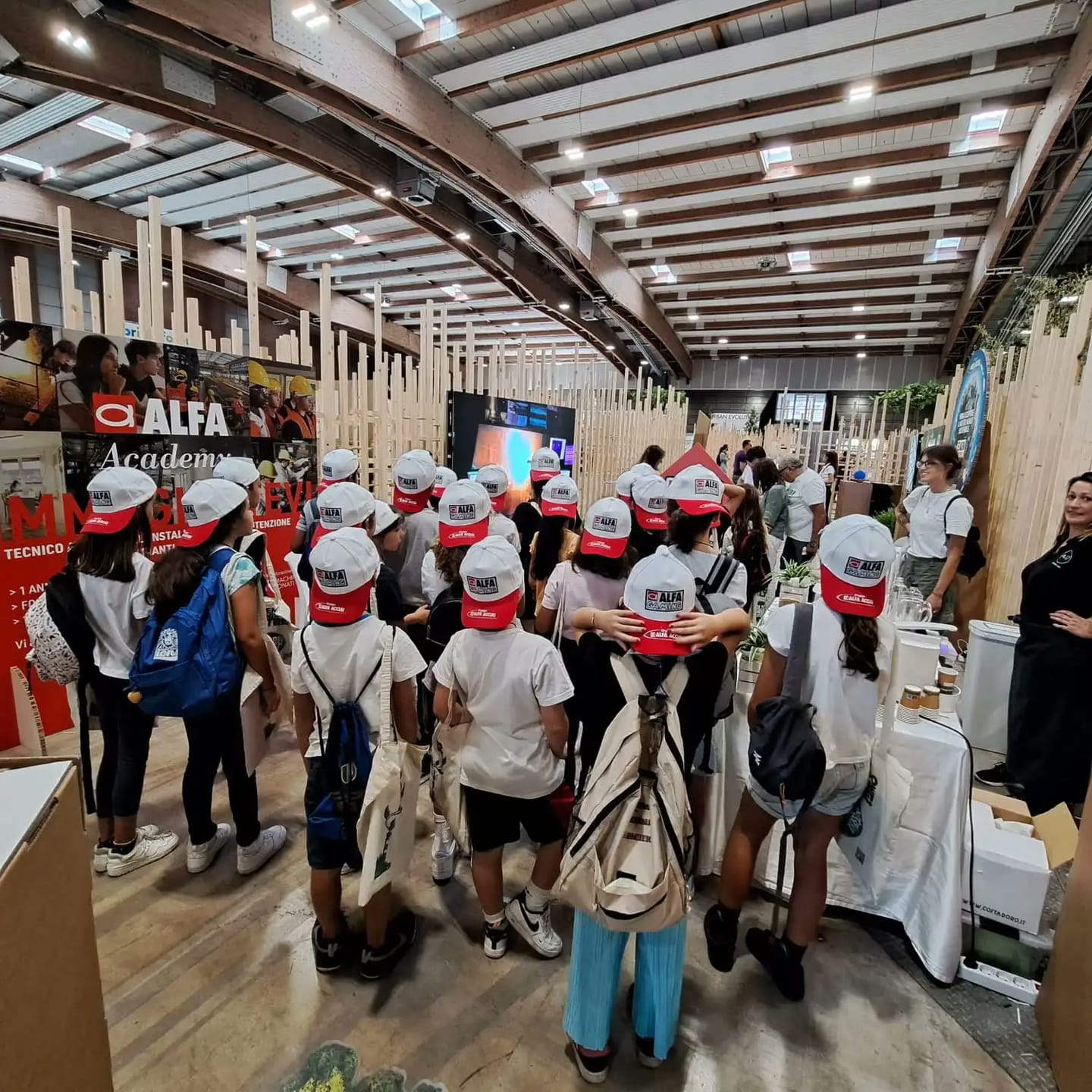 Visitantes reunidos alrededor del stand de Alfa Acciai en Futura Expo 2023