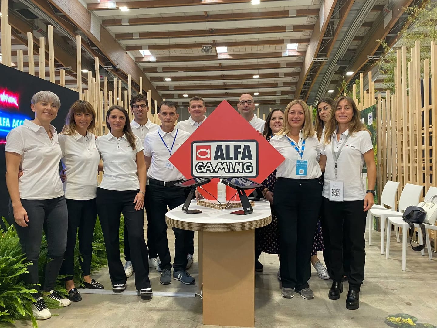 Equipo de Alfa Acciai en el stand Alfa Gaming