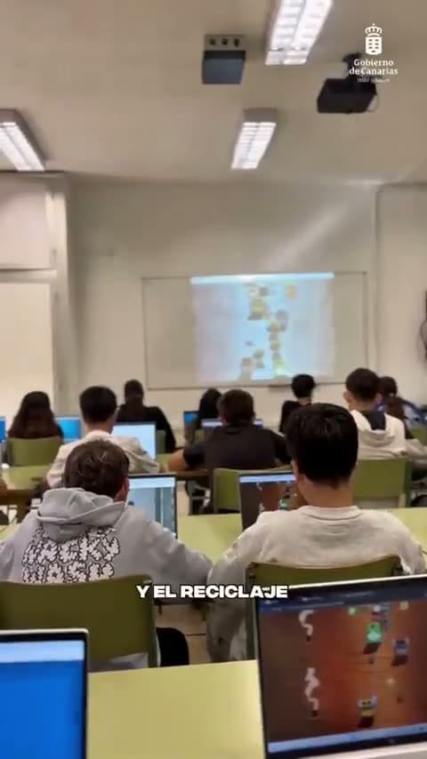 Estudiantes jugando a Eco-Papas en el aula