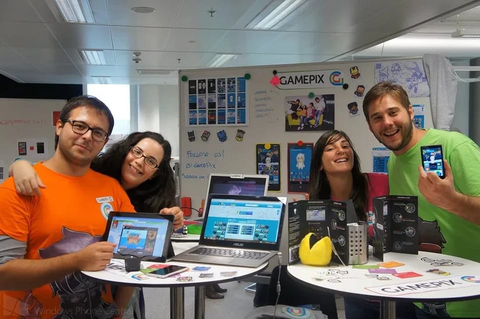 El equipo de GamePix en el programa AppCampus mostrando la app en teléfono, tableta y portátil